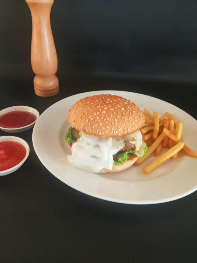 Bess Mansion Hotel Surabaya Wonotjolo Esterno foto