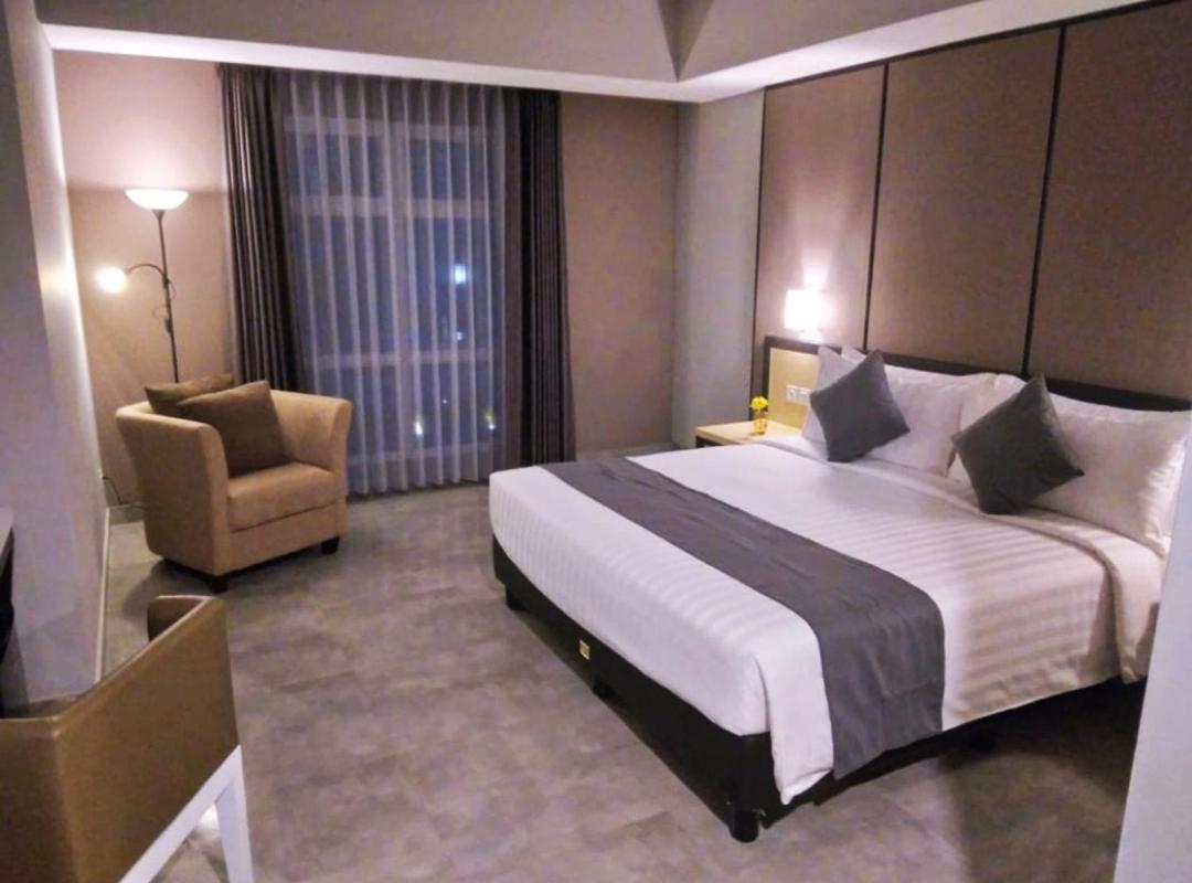 Bess Mansion Hotel Surabaya Wonotjolo Esterno foto