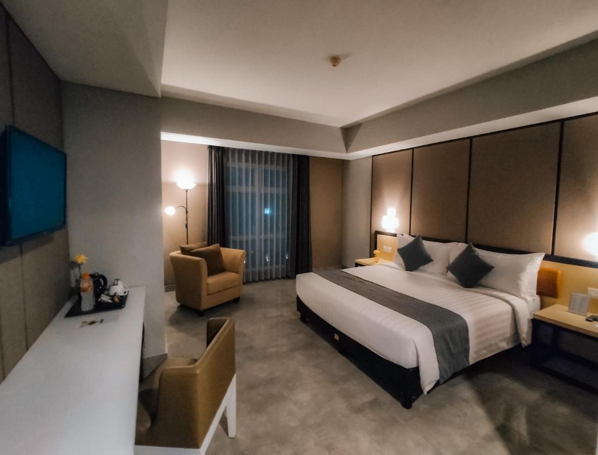Bess Mansion Hotel Surabaya Wonotjolo Esterno foto