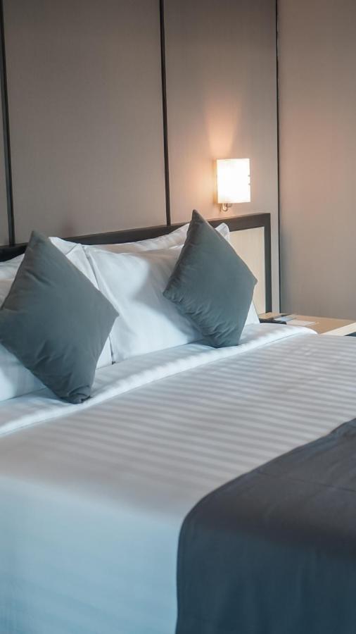 Bess Mansion Hotel Surabaya Wonotjolo Esterno foto