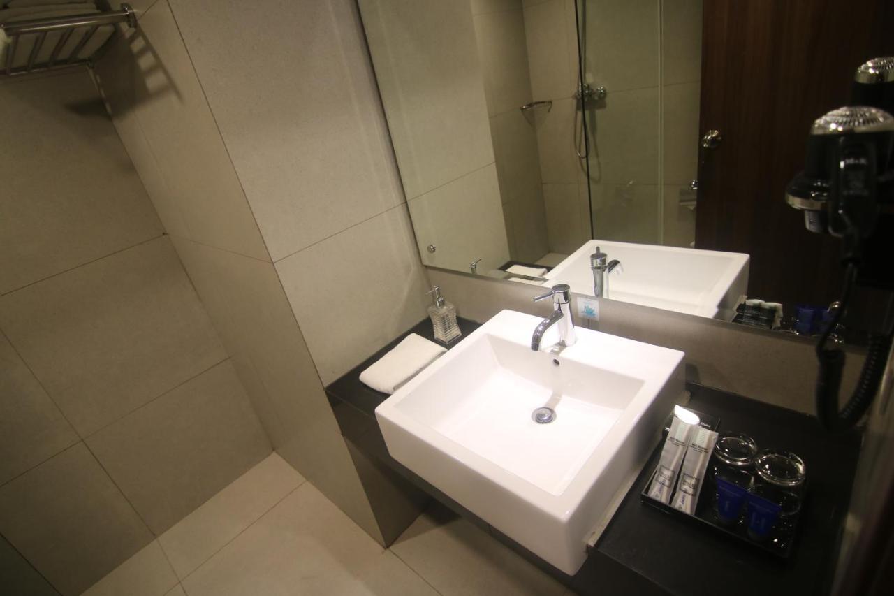 Bess Mansion Hotel Surabaya Wonotjolo Esterno foto