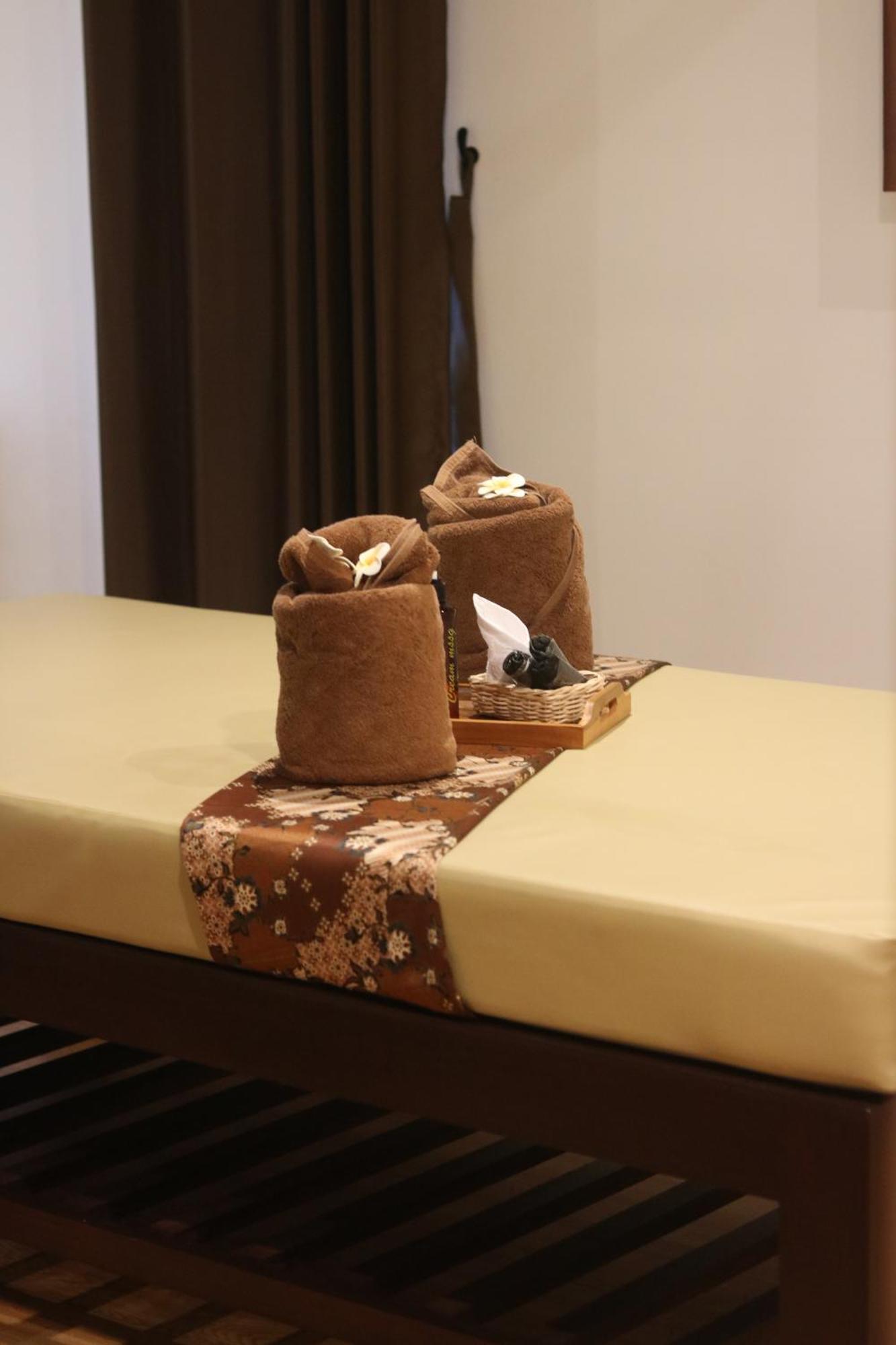 Bess Mansion Hotel Surabaya Wonotjolo Esterno foto