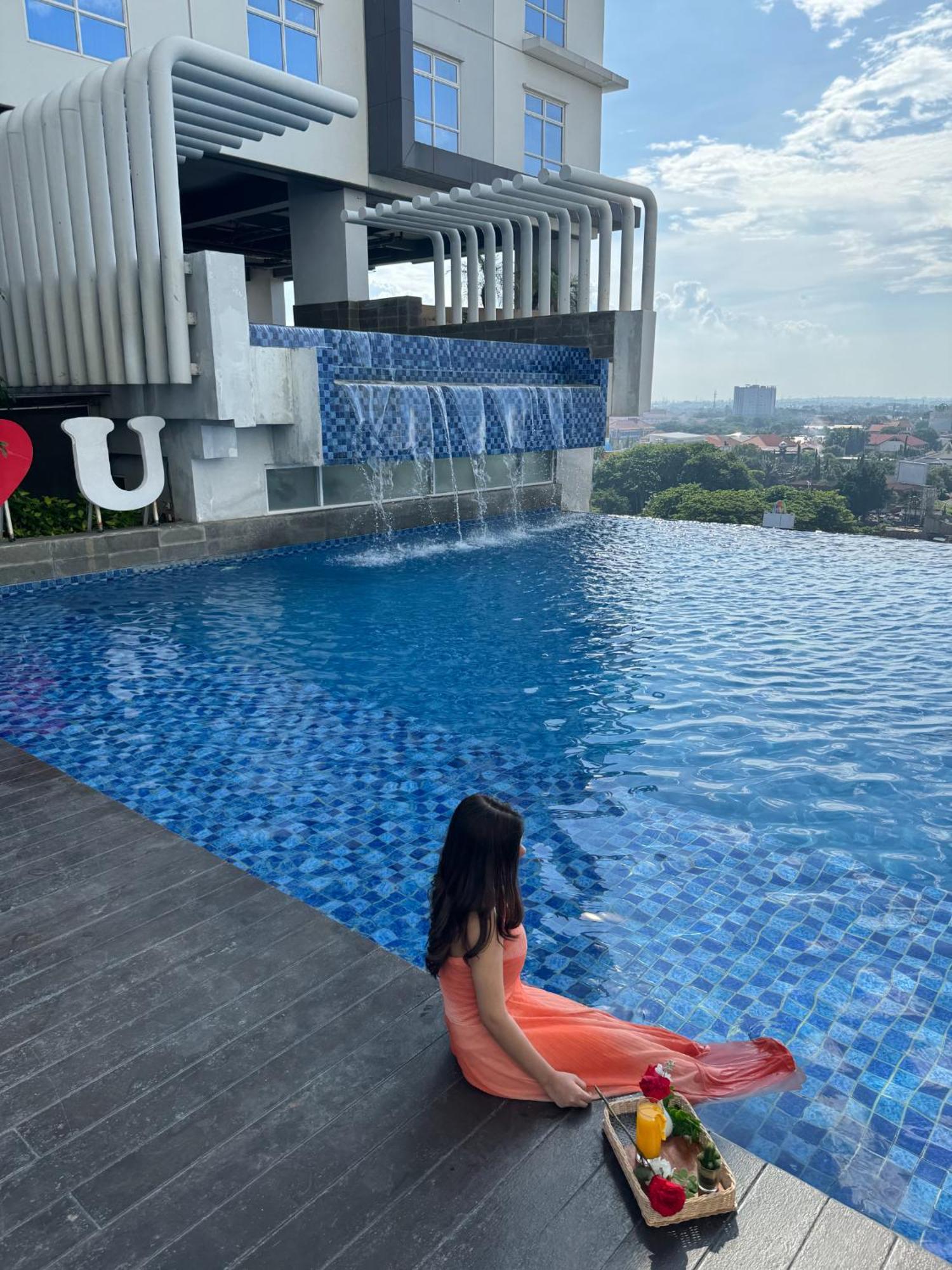 Bess Mansion Hotel Surabaya Wonotjolo Esterno foto