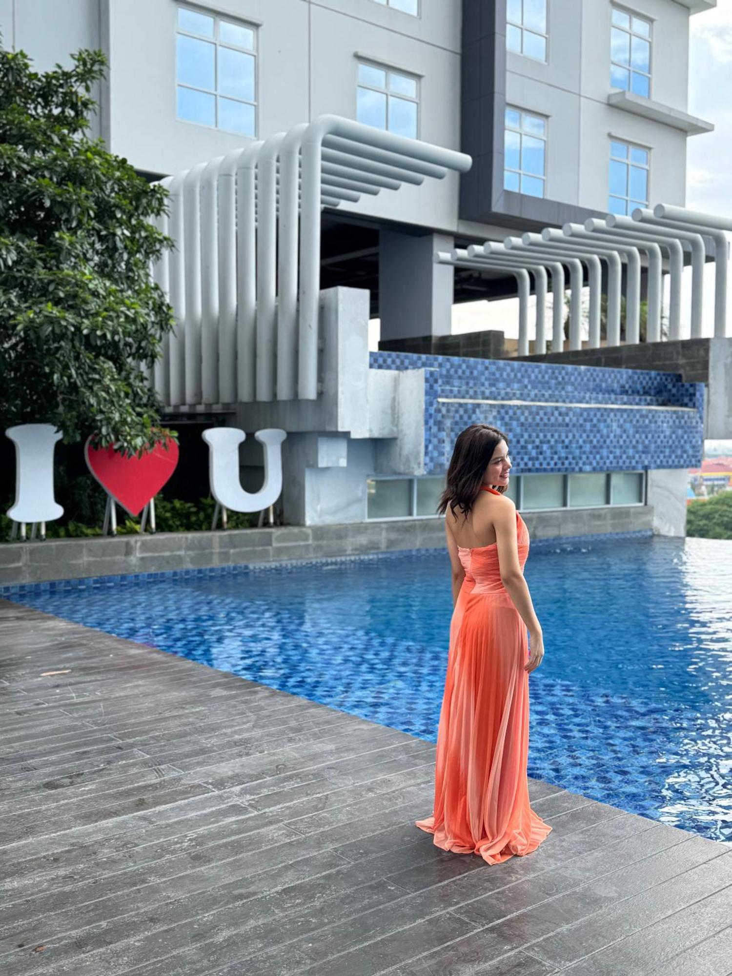 Bess Mansion Hotel Surabaya Wonotjolo Esterno foto